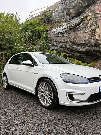 Volkswagen e-Golf VII 2 of 11