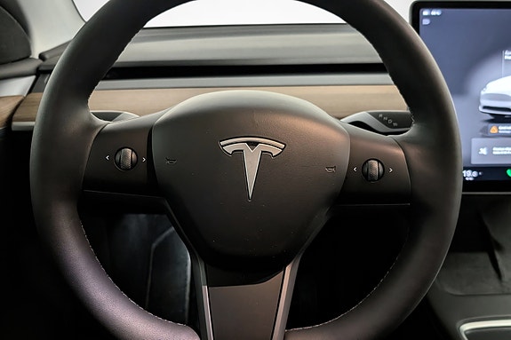 Tesla Model Y 22 of 28