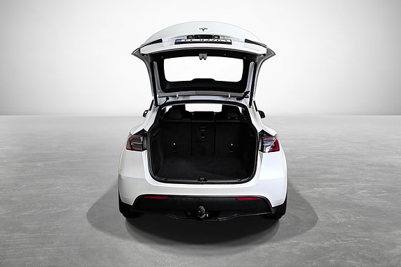 Tesla Model Y 7 of 28