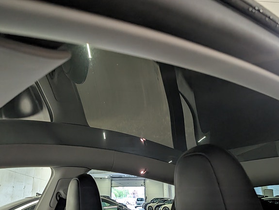 Tesla Model Y 16 of 28