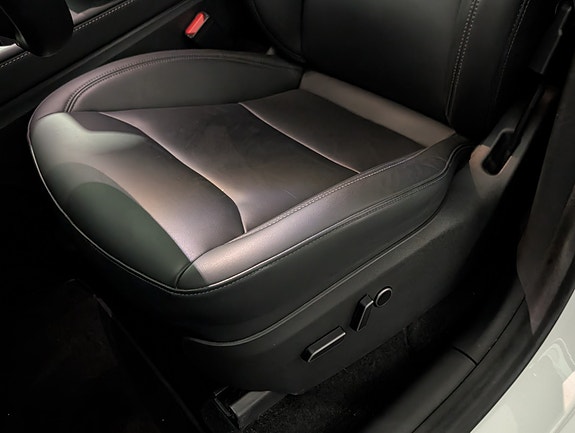 Tesla Model Y 17 of 28