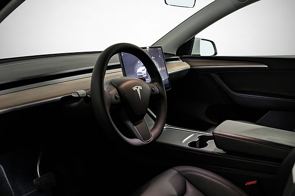 Tesla Model Y 23 of 28