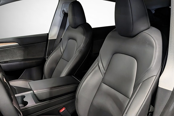 Tesla Model Y 20 of 28
