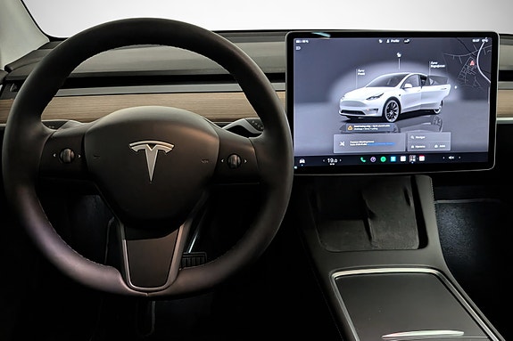 Tesla Model Y 24 of 28