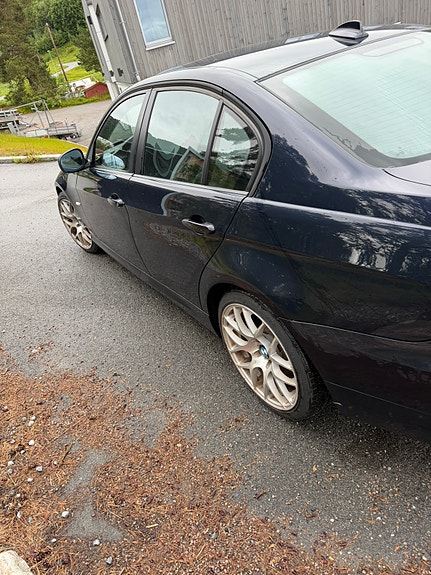 BMW 320i 3 of 11