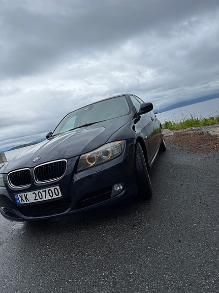 BMW 320i 2 of 11