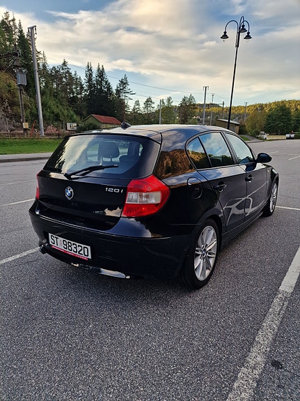 BMW 120i 3 of 6