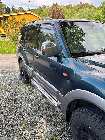 Mitsubishi Pajero 3 of 5
