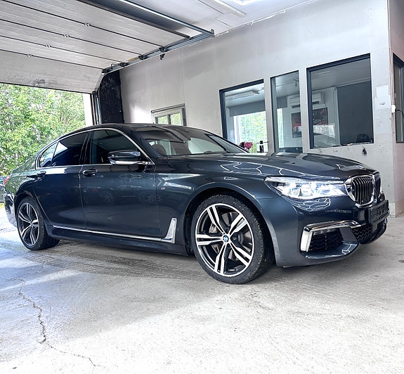 BMW 750i 9 of 21