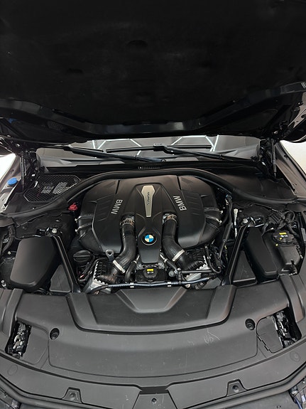 BMW 750i 21 of 21