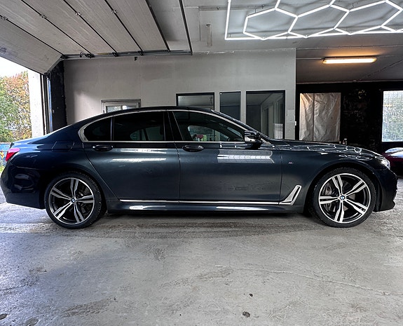 BMW 750i 8 of 21