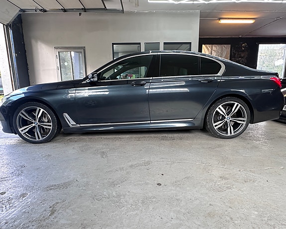 BMW 750i 4 of 21