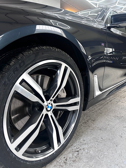 BMW 750i 3 of 21