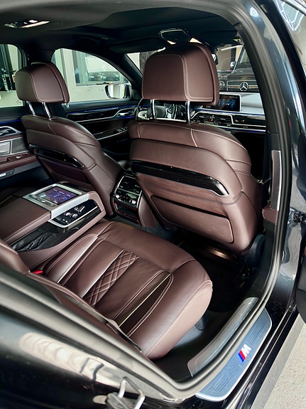 BMW 750i 19 of 21