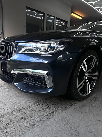 BMW 750i 2 of 21