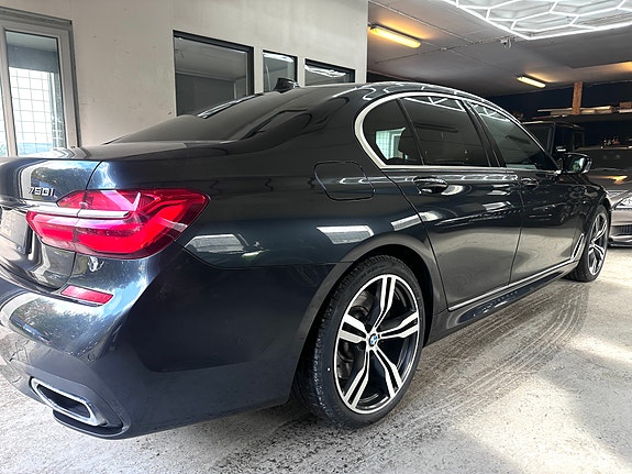 BMW 750i 7 of 21