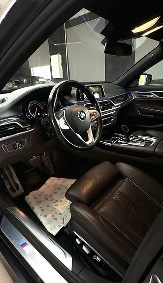 BMW 750i 10 of 21