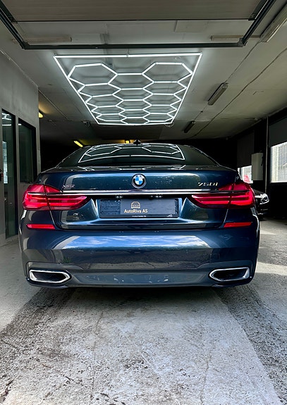 BMW 750i 5 of 21