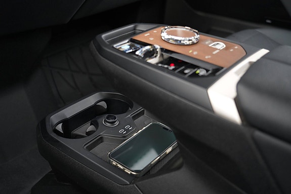 BMW iX 14 of 29