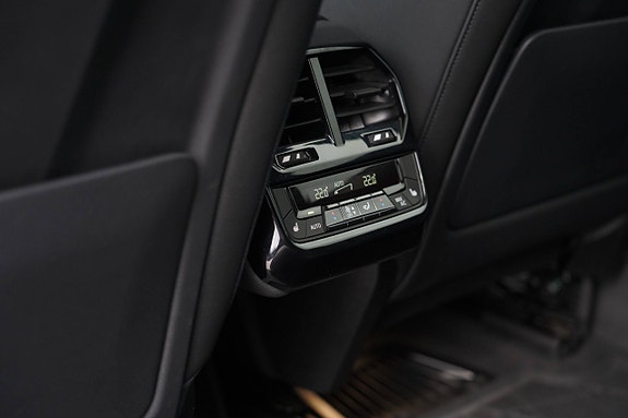 BMW iX 20 of 29