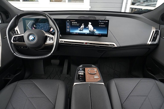 BMW iX 10 of 29