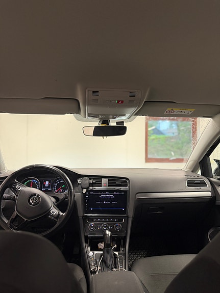 Volkswagen e-Golf VII 12 of 15