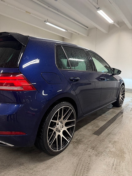 Volkswagen e-Golf VII 8 of 15
