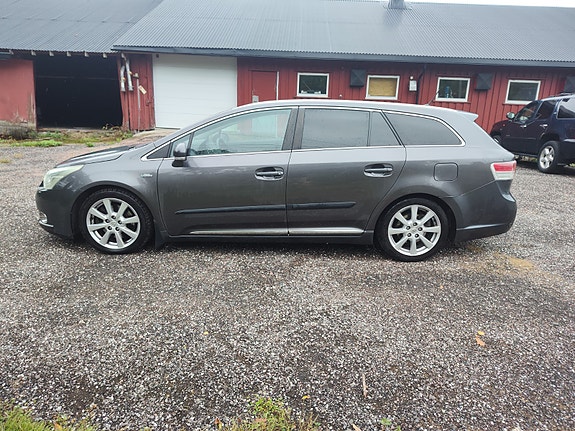 Toyota Avensis 2 of 18