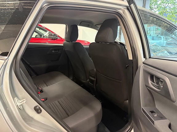 Toyota Auris 14 of 30