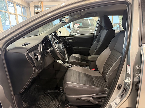 Toyota Auris 10 of 30