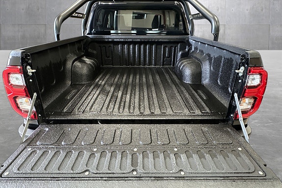 Toyota HiLux 17 of 29