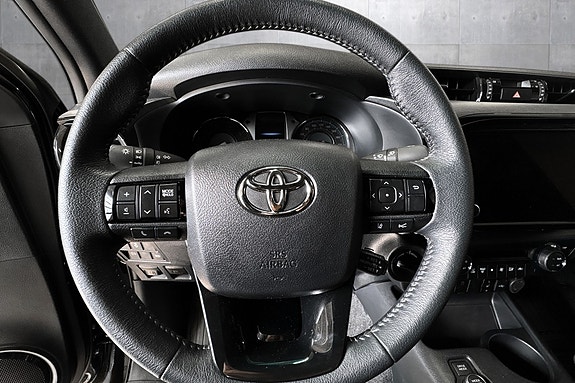 Toyota HiLux 11 of 29