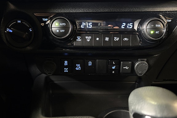 Toyota HiLux 24 of 29