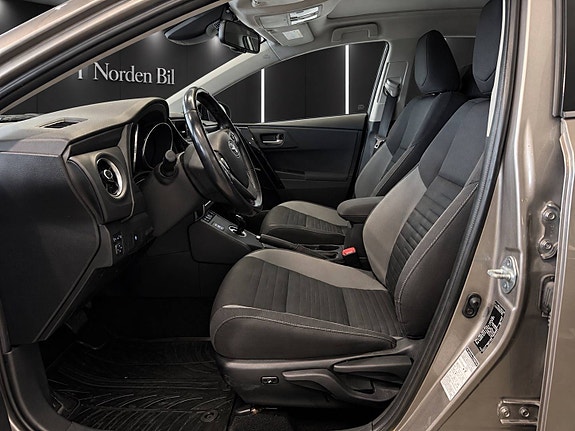 Toyota Auris 7 of 13