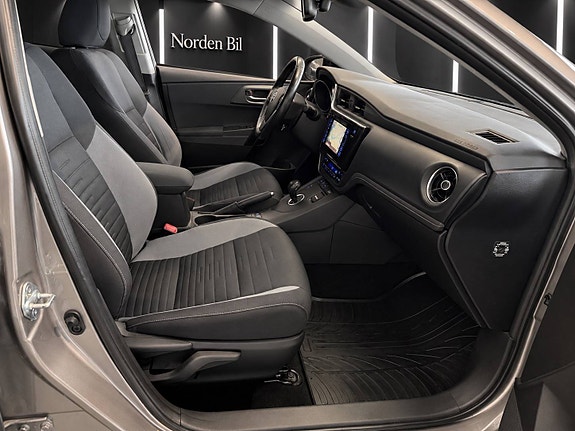 Toyota Auris 8 of 13