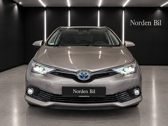Toyota Auris 2 of 13