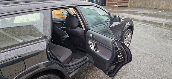 Subaru Legacy Outback 11 of 30
