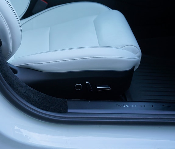 Tesla Model S 28 of 30