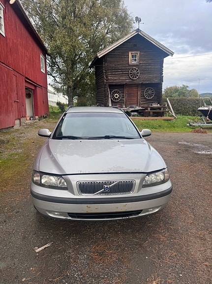 Volvo V70 2 of 9