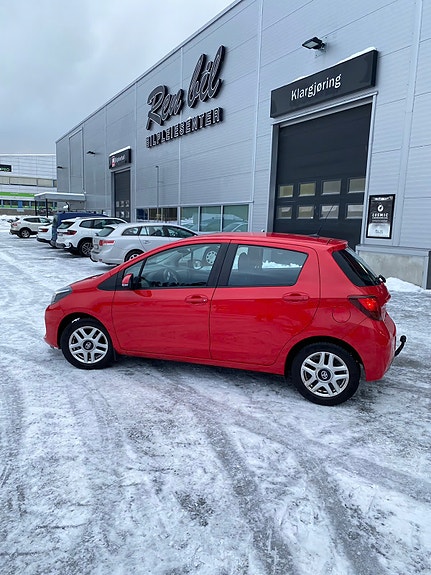 Toyota Yaris 3 of 6