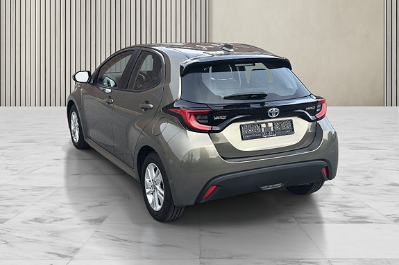 Toyota Yaris 12 of 30
