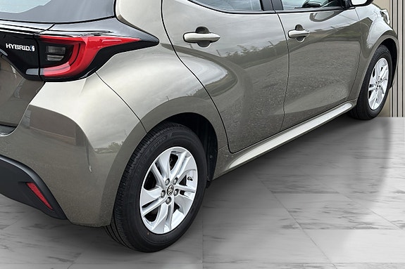 Toyota Yaris 8 of 30