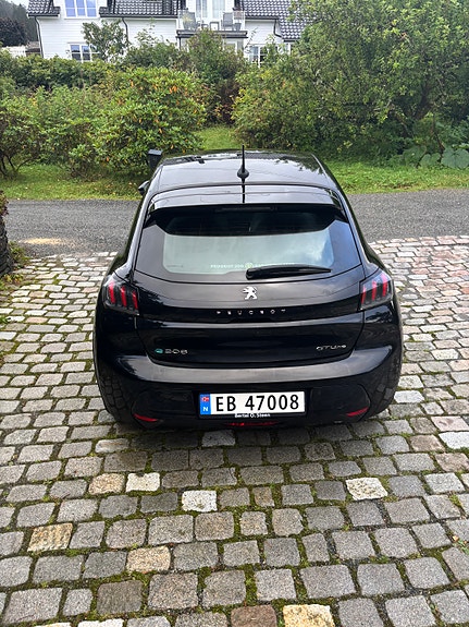 Peugeot e-208 8 of 15