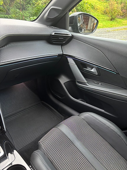 Peugeot e-208 14 of 15