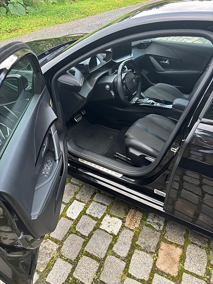 Peugeot e-208 9 of 15