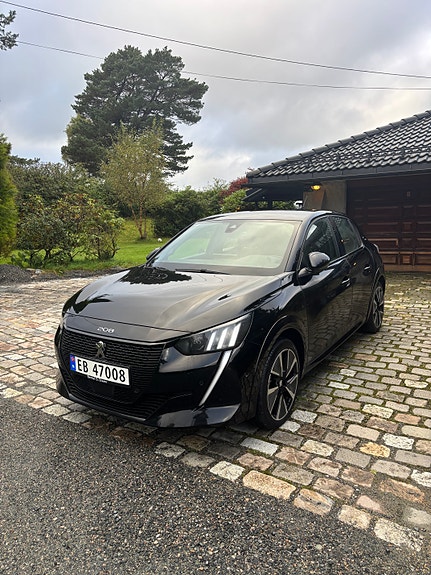 Peugeot e-208 2 of 15