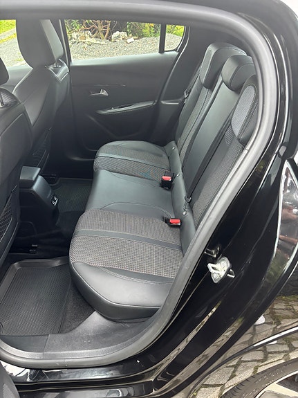 Peugeot e-208 12 of 15