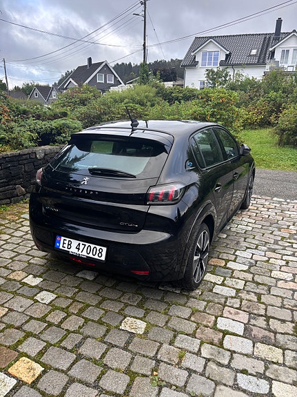 Peugeot e-208 5 of 15
