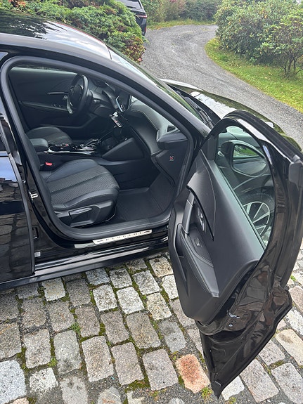 Peugeot e-208 10 of 15