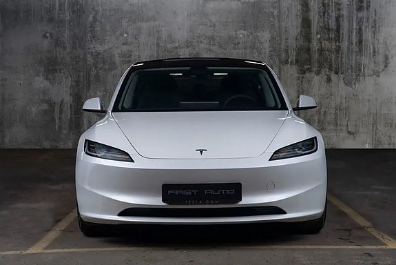 Tesla Model 3 4 of 18